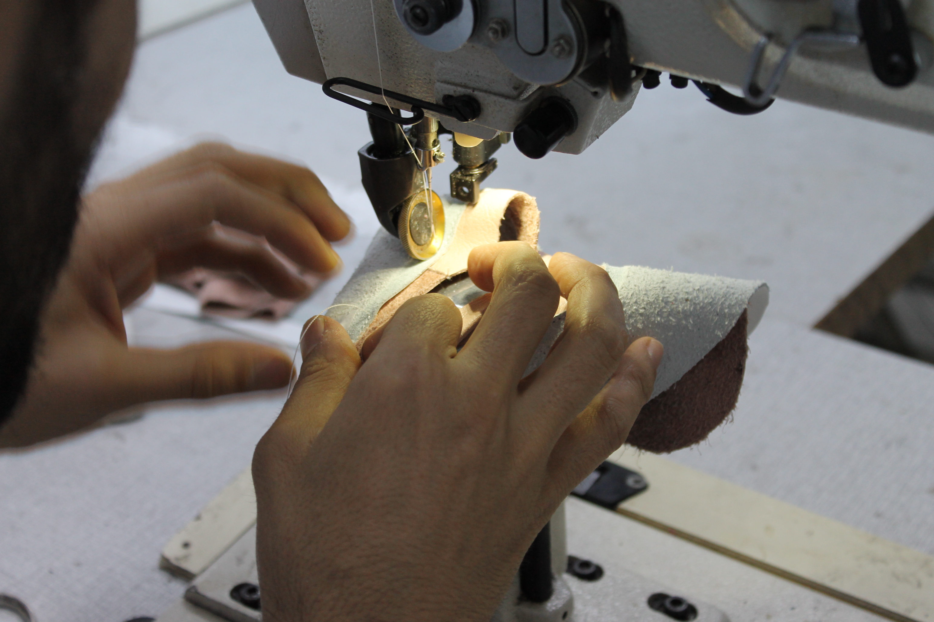 Спеціаліст шиє дитяче взуття