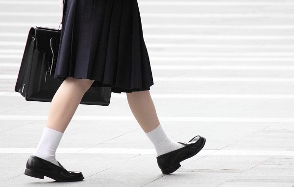 Девочка шагает в школу